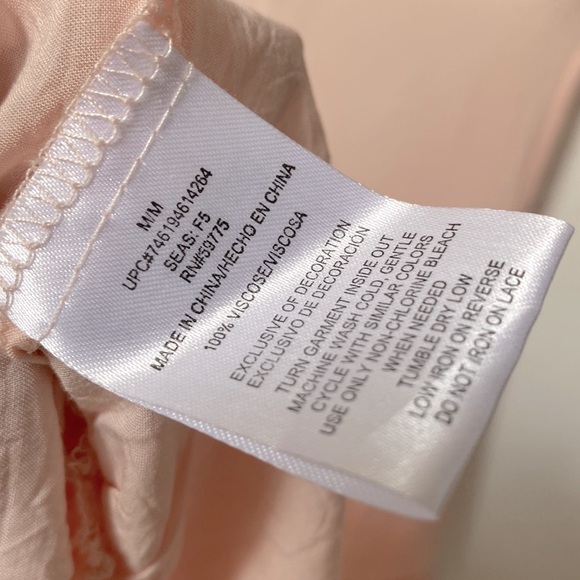 Seventeen peach sleeveless ruffled bottom with eyelet trimmings crop top, Size M - Picture 5 of 5